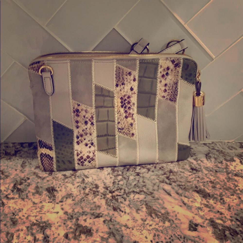 G.I.L.I Small Crossbody